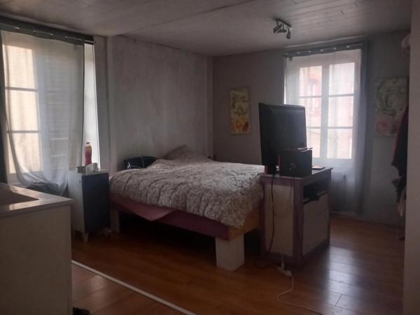 ensemble immobilier à saisir au creux de l'enfer (un T6 habitable, un grand t2 à restaurer, 2 caves , un garage et possibilités supplémentaires