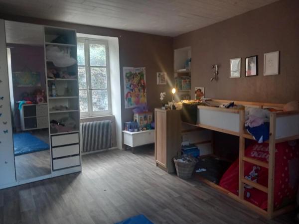 ensemble immobilier à saisir au creux de l'enfer (un T6 habitable, un grand t2 à restaurer, 2 caves , un garage et possibilités supplémentaires