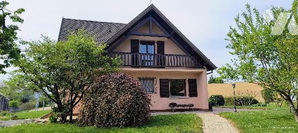 Maison de 129 m2 sur un terrain de 9,49 ares avec balcon, terrasse et jardin au calme.