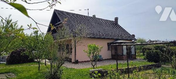 Maison de 129 m2 sur un terrain de 9,49 ares avec balcon, terrasse et jardin au calme.