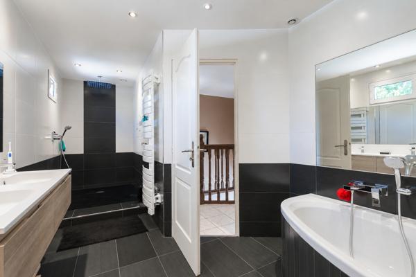 AULNAY-SOUS-BOIS - QUARTIER LE PARC | MAISON FAMILIALE 291 M² ? 5 CHAMBRES ? TERRAIN ARBORÉ 712 M² Aulnay sous bois