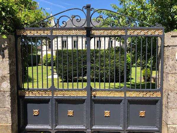 Superbe château de huit chambres entièrement rénové situé dans un magnifique parc Chalus
