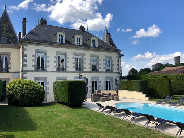 Superbe château de huit chambres entièrement rénové situé dans un magnifique parc Chalus