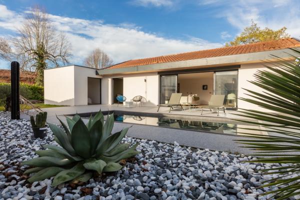 VILLA CONTEMPORAINE DE PLAIN-PIED AVEC PISCINE À ANGRESSE
