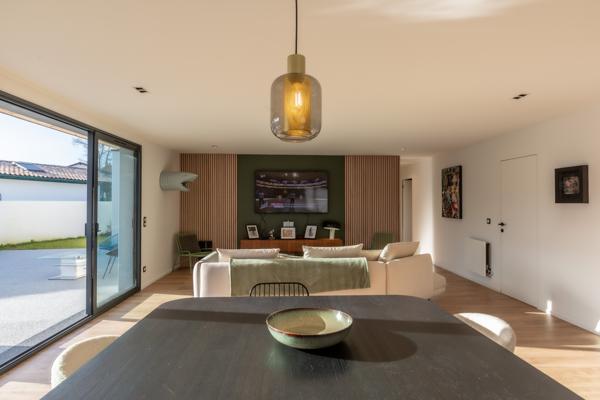 VILLA CONTEMPORAINE DE PLAIN-PIED AVEC PISCINE À ANGRESSE