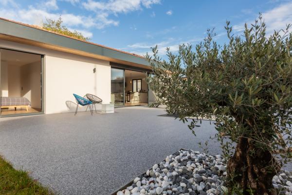 VILLA CONTEMPORAINE DE PLAIN-PIED AVEC PISCINE À ANGRESSE