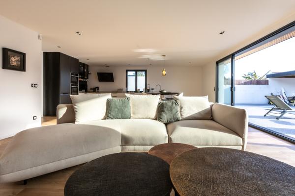 VILLA CONTEMPORAINE DE PLAIN-PIED AVEC PISCINE À ANGRESSE