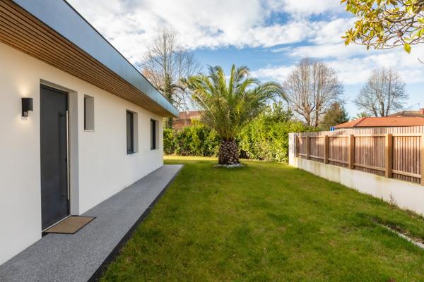 VILLA CONTEMPORAINE DE PLAIN-PIED AVEC PISCINE À ANGRESSE
