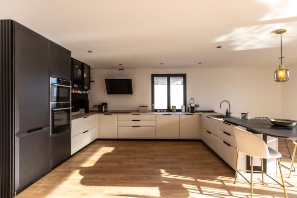 VILLA CONTEMPORAINE DE PLAIN-PIED AVEC PISCINE À ANGRESSE