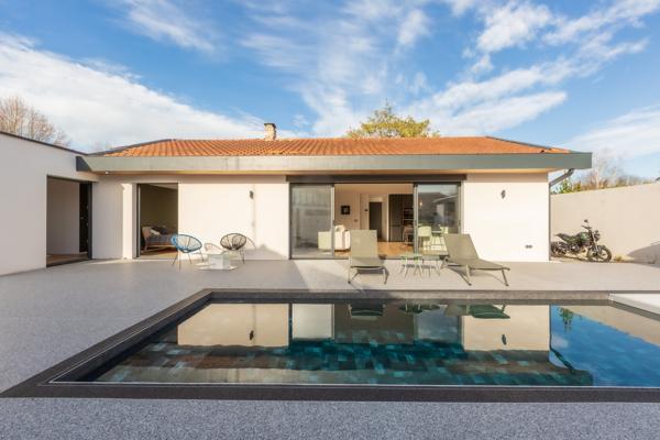 VILLA CONTEMPORAINE DE PLAIN-PIED AVEC PISCINE À ANGRESSE
