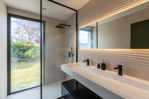VILLA CONTEMPORAINE DE PLAIN-PIED AVEC PISCINE À ANGRESSE
