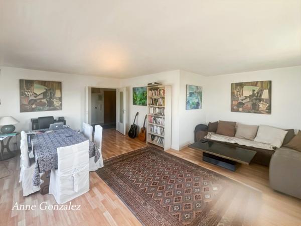 OLIVET Centre, à vendre au troisième et dernier étage avec ascenceur d'une Résidence sécurisée et calme, grand appartement lumineux avec 4 chambres, terrasse, deux places de parking et une cave