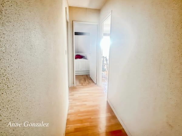 OLIVET Centre, à vendre au troisième et dernier étage avec ascenceur d'une Résidence sécurisée et calme, grand appartement lumineux avec 4 chambres, terrasse, deux places de parking et une cave
