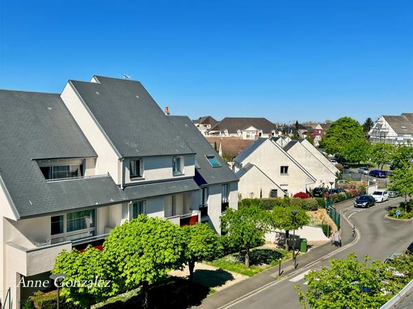 OLIVET Centre, à vendre au troisième et dernier étage avec ascenceur d'une Résidence sécurisée et calme, grand appartement lumineux avec 4 chambres, terrasse, deux places de parking et une cave