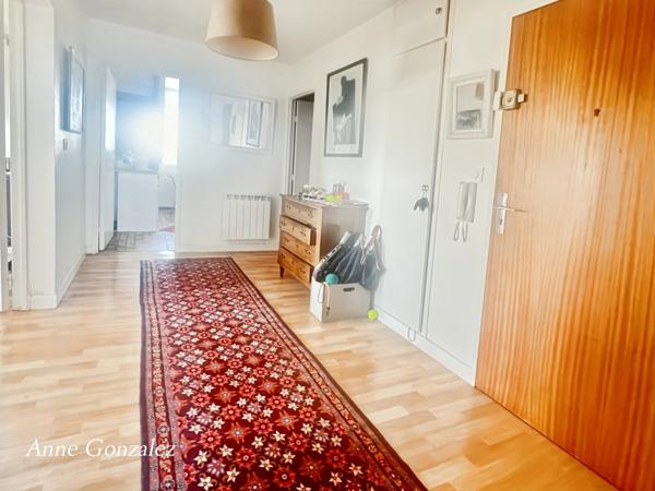 OLIVET Centre, à vendre au troisième et dernier étage avec ascenceur d'une Résidence sécurisée et calme, grand appartement lumineux avec 4 chambres, terrasse, deux places de parking et une cave