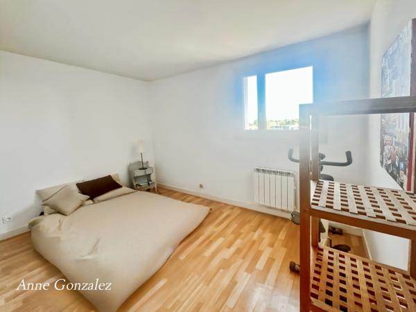 OLIVET Centre, à vendre au troisième et dernier étage avec ascenceur d'une Résidence sécurisée et calme, grand appartement lumineux avec 4 chambres, terrasse, deux places de parking et une cave