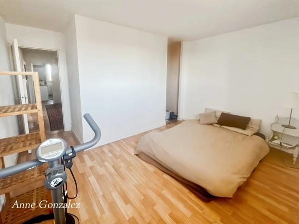 OLIVET Centre, à vendre au troisième et dernier étage avec ascenceur d'une Résidence sécurisée et calme, grand appartement lumineux avec 4 chambres, terrasse, deux places de parking et une cave