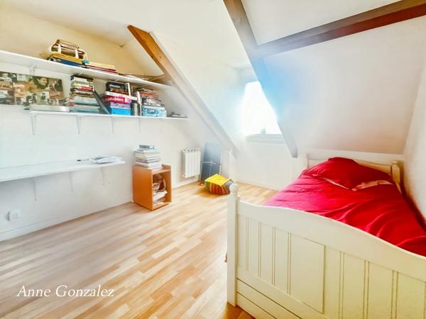 OLIVET Centre, à vendre au troisième et dernier étage avec ascenceur d'une Résidence sécurisée et calme, grand appartement lumineux avec 4 chambres, terrasse, deux places de parking et une cave
