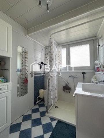 Maison rénovée , 3 chambres , garage , semi mitoyenne