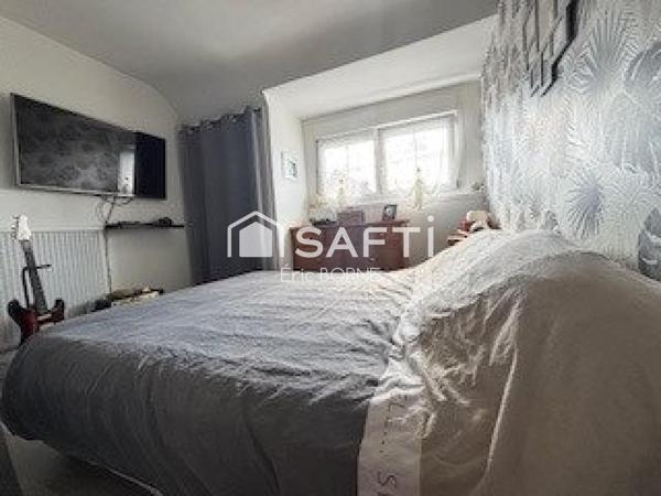 Maison rénovée , 3 chambres , garage , semi mitoyenne