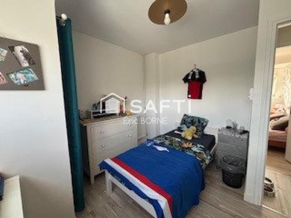 Maison rénovée , 3 chambres , garage , semi mitoyenne