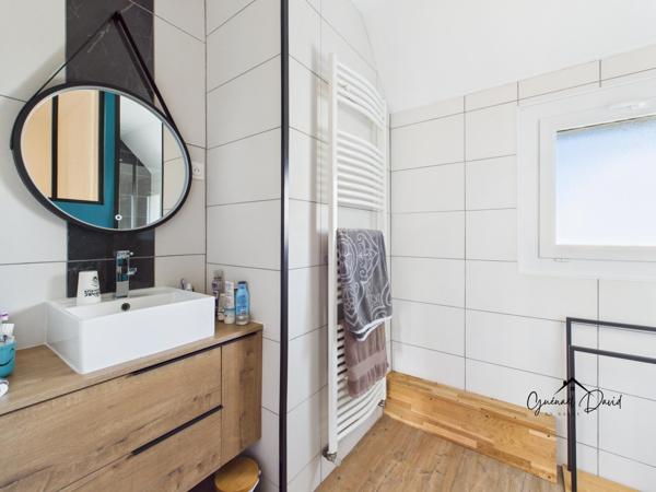 SAINT POL DE LÉON – MAISON RÉNOVÉE, COMMERCES À PIED, JARDIN CLOS