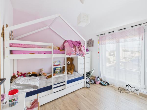 SAINT POL DE LÉON – MAISON RÉNOVÉE, COMMERCES À PIED, JARDIN CLOS