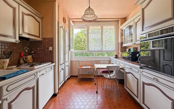 Appartement à vendre    3 pièces •  Bron