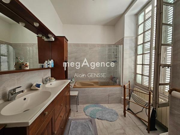 Maison à Surgères, 17700 - 10 pièces 292m²