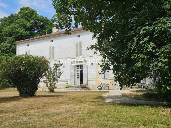 Maison à Surgères, 17700 - 10 pièces 292m²