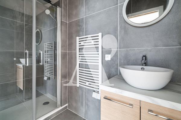 LOFT EN DUPLEX A USAGE MIXTE REFAIT A NEUF - 20è Arrondissement - Paris