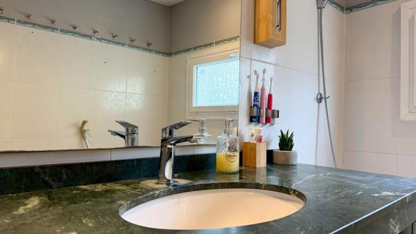 EXCLUSIVITÉ – Maison pleine de charme avec jardin, garage et confort moderne