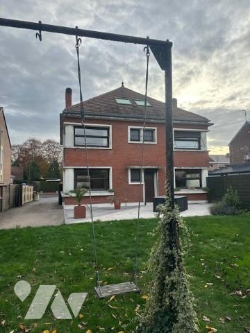 Ensemble immobilier comprenant une maison à usage d'habitation et un local professionnel