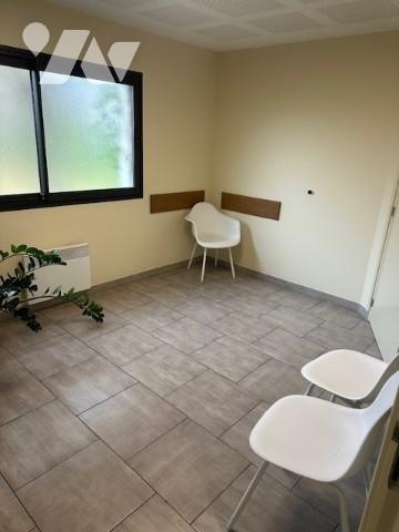 Ensemble immobilier comprenant une maison à usage d'habitation et un local professionnel