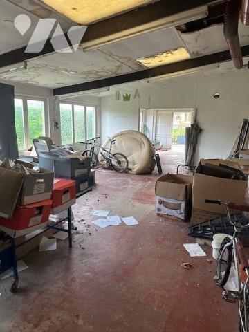 Ensemble immobilier comprenant une maison à usage d'habitation et un local professionnel