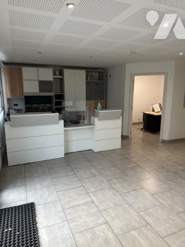 Ensemble immobilier comprenant une maison à usage d'habitation et un local professionnel