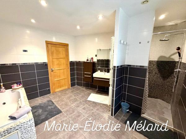 Plain-pied contemporain de 156 m² avec garage de 80 m²implanté sur terrain 16,13 ares
