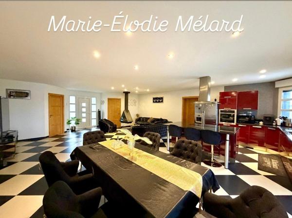 Plain-pied contemporain de 156 m² avec garage de 80 m²implanté sur terrain 16,13 ares