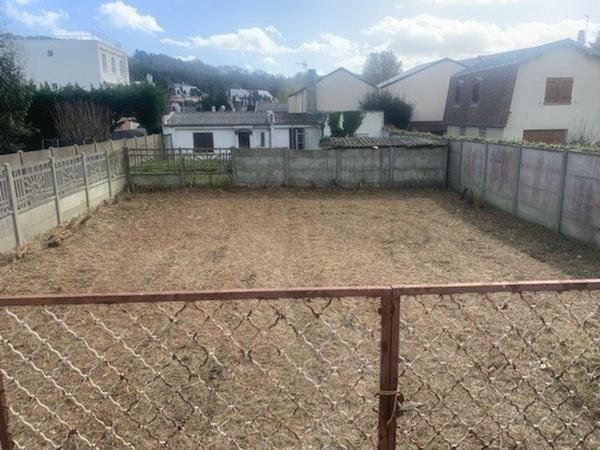 Terrain 301m² semi-viabilisé à 5' à pied de la plage