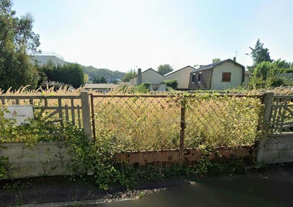 Terrain 301m² semi-viabilisé à 5' à pied de la plage