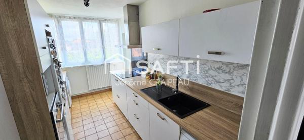 Secteur Gare : Appartement de 98m² avec 3 chambres, balcon, cave et garage.