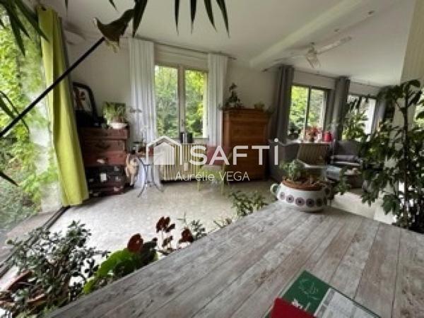 Maison familiale avec studio indépendant et bâtiment de 215 m²