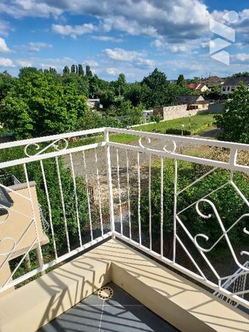 SPECIAL INVESTISSEUR: A vendre un immeuble comprenant logements (T2 et T4) et jardin.