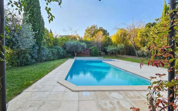 Maison à vendre    6 pièces •  Uzès