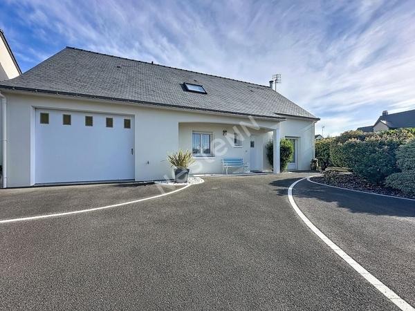 Maison à vendre à ANCENIS avec vie de plain-pied, 4 chambres, bureau, garage et jardin clos.