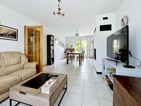 Maison à vendre à ANCENIS avec vie de plain-pied, 4 chambres, bureau, garage et jardin clos.