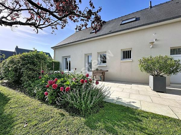 Maison à vendre à ANCENIS avec vie de plain-pied, 4 chambres, bureau, garage et jardin clos.