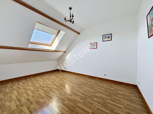 Maison à vendre à ANCENIS avec vie de plain-pied, 4 chambres, bureau, garage et jardin clos.