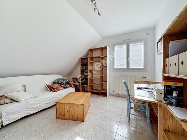 Maison à vendre à ANCENIS avec vie de plain-pied, 4 chambres, bureau, garage et jardin clos.