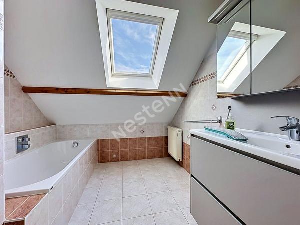 Maison à vendre à ANCENIS avec vie de plain-pied, 4 chambres, bureau, garage et jardin clos.